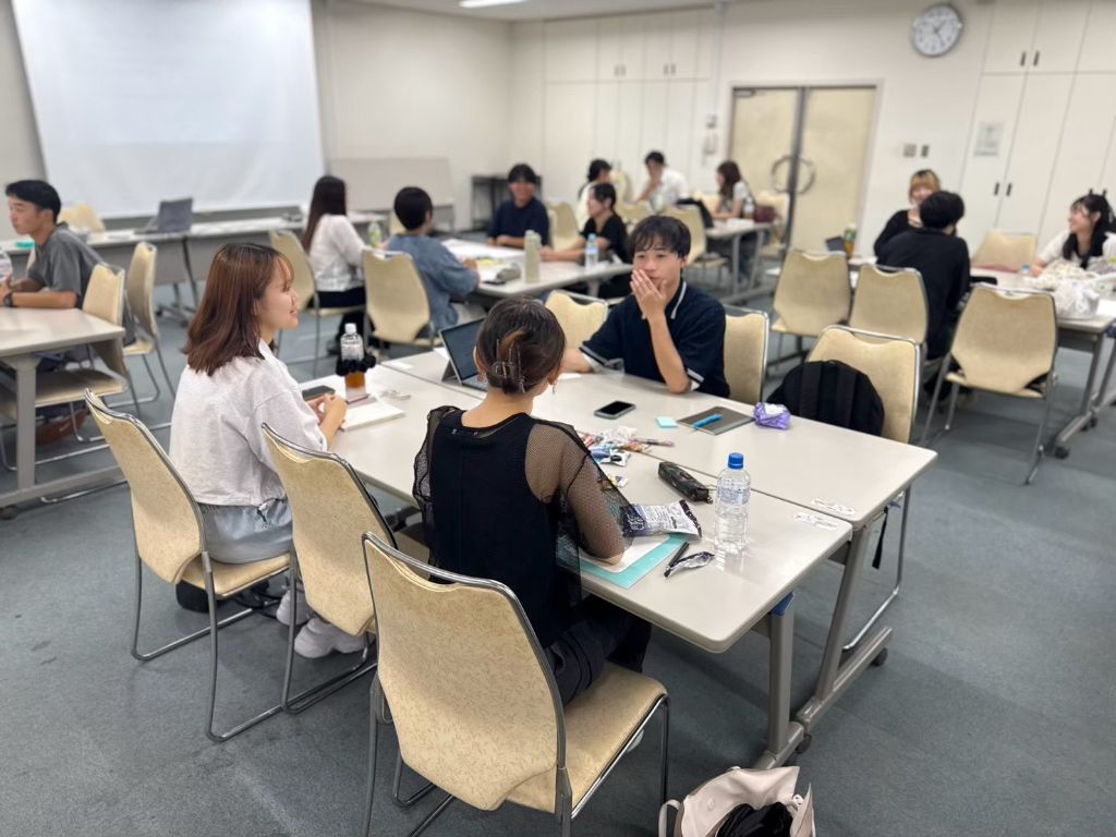 定例会で話し合う学生スタッフ
