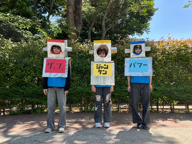 手作りのロボット衣装でイベントに参加する学生スタッフ