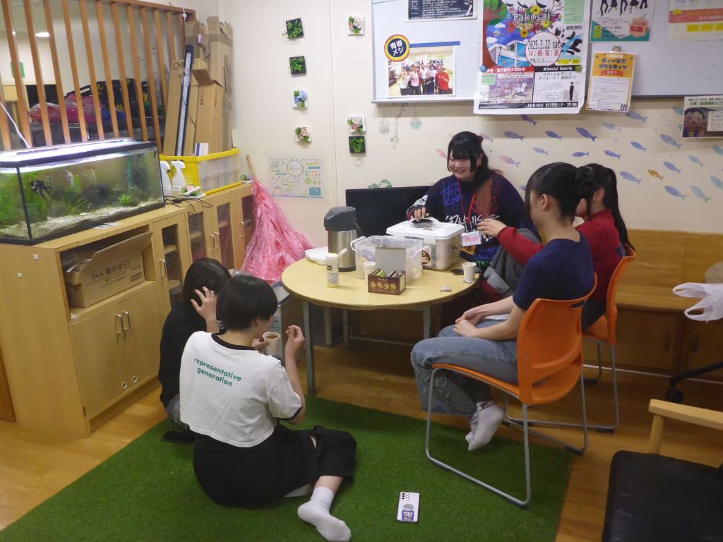 ティーンズカフェで中学生と過ごす学生スタッフ
