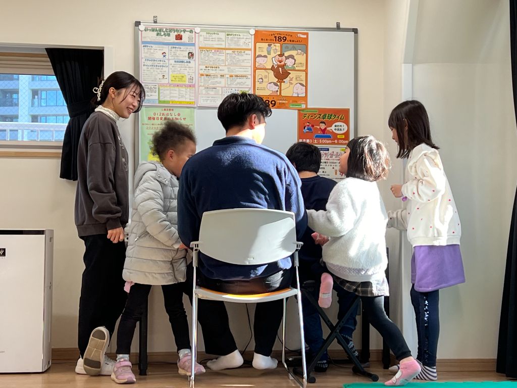 学生スタッフとこどもたちが一緒に遊ぶ様子