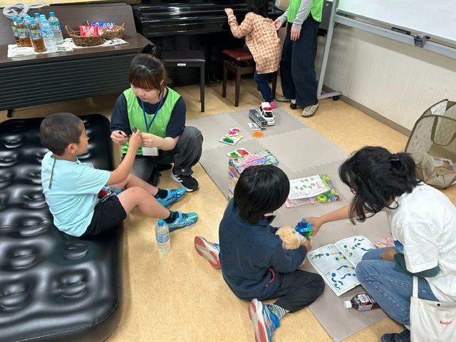 わたしの居場所で学生スタッフとこどもが遊ぶ様子