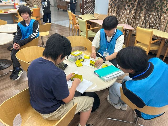 EFKで学生スタッフとこどもが工作をする様子