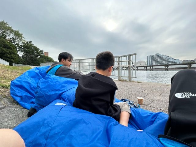 EFKで川辺に寝袋を広げて過ごす様子